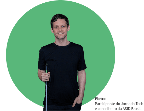 Pietro, participante do Jornada Tech, homem sorridente com deficiência visual, veste camisa e calça preta. O fundo da imagem é um círculo verde.
