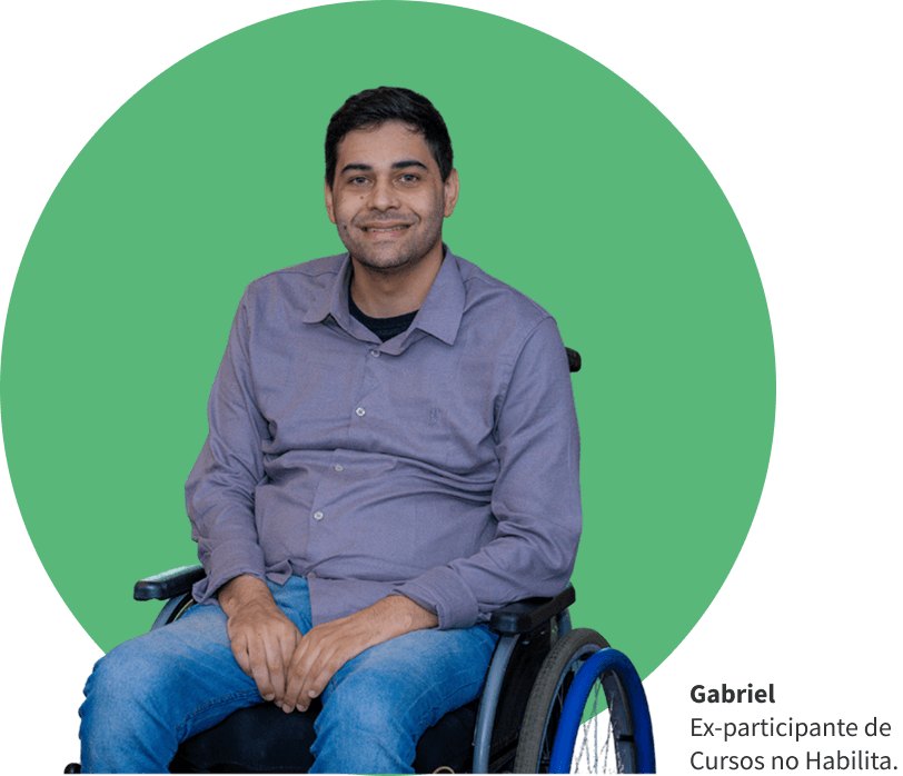 Gabriel, um homem branco, cabelos escuros, em uma cadeira de rodas. Ex-participante de Cursos no Habilita.