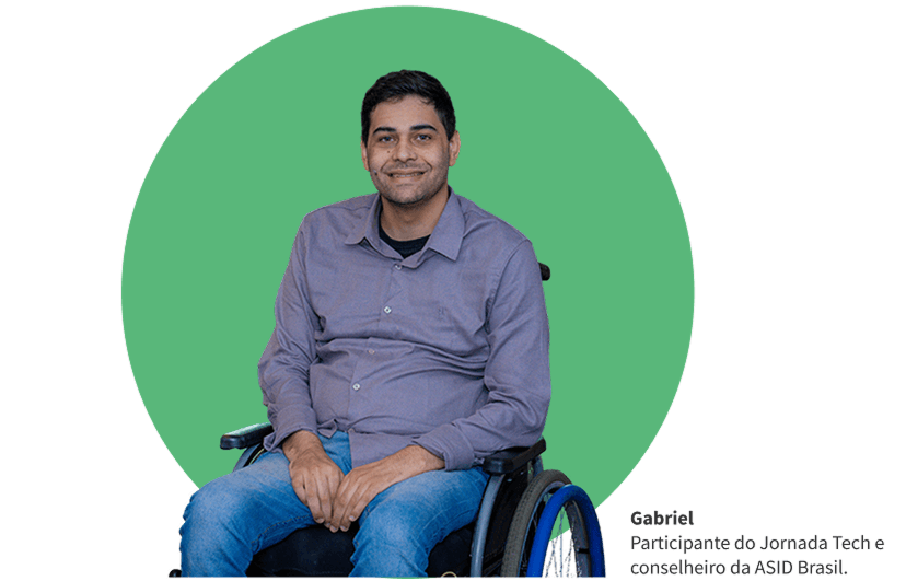 Gabriel, participante do Jornada Tech, homem sorridente em cadeira de rodas, veste camisa cinza e jeans. O fundo da imagem é um círculo verde.